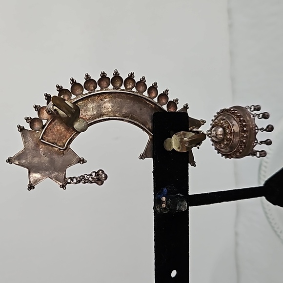 Double Clip-on Silvertone Single Earring - Picture 6 of 9